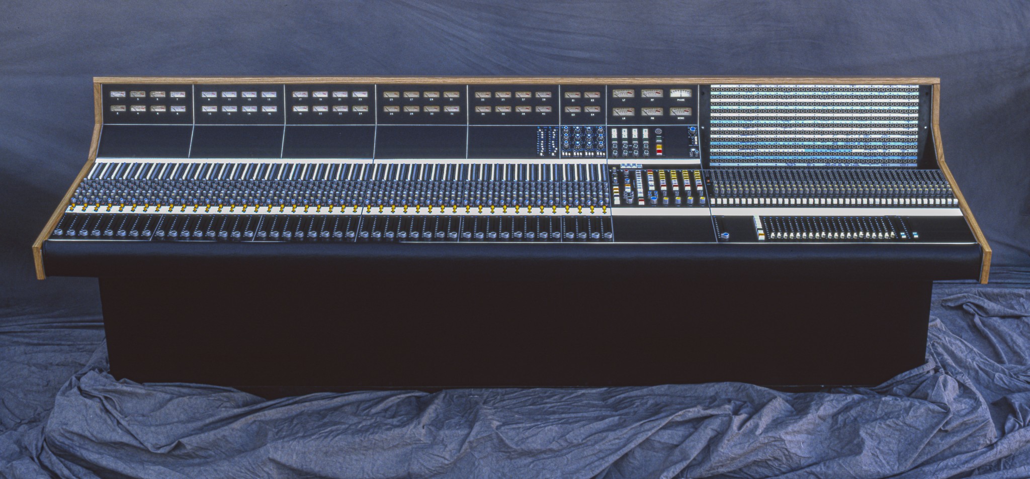 API Vintage Console 44x24x40
